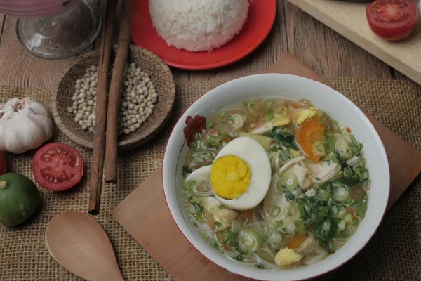 Pollo indonesio soto o soto ayam, servido con arroz blanco — Foto de Stock