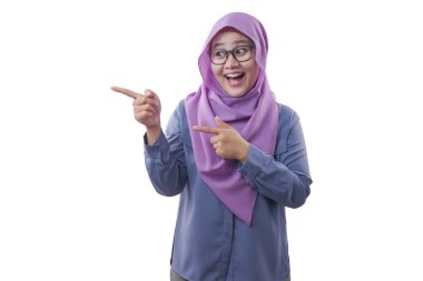 Çekici Müslüman Kadın Gülümseyen ve Yan İşaret