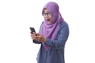 Genç Müslüman Kadın Şok Oluyor. Phon 'undan İyi Haberler Alın.