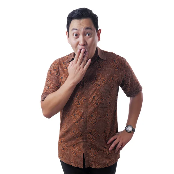 Asiatisk man bär Batik tröja chockad och stänga munnen — Stockfoto
