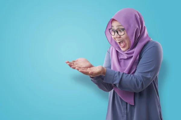 Donna musulmana mostra spazio Copia palmo vuoto Presentando qualcosa — Foto Stock