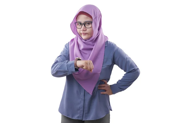 Θυμωμένη μουσουλμάνα κυρία αφεντικό δείχνει καρπό της ρολόι — Φωτογραφία Αρχείου