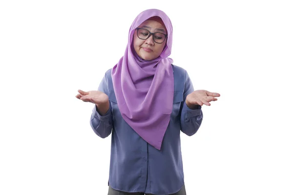Muslimská žena matoucí učinit rozhodnutí mezi pravou a levou Choi — Stock fotografie