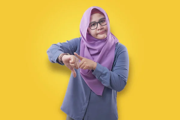 Angry Muslim Lady Boss Shows Her Wrist Watch — Stok Foto