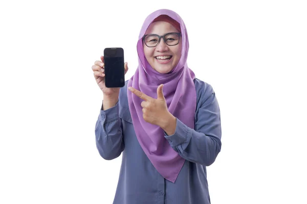 Moslim vrouw kijkt naar camera glimlachen en toont Smart Phone, Ph — Stockfoto