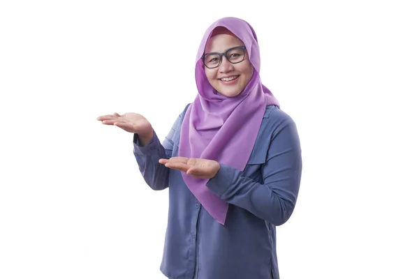Moslim dame die iets aan haar kant met exemplaar ruimte voorlegt — Stockfoto