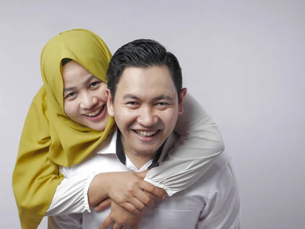 Pasangan Muslim Asia yang bahagia — Stok Foto