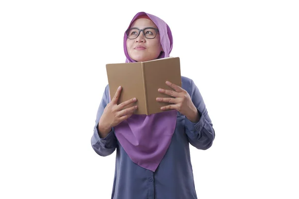 Muslimská žena čtení kniha — Stock fotografie