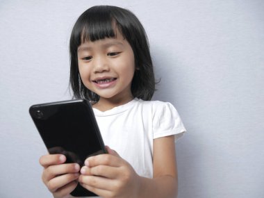 Akıllı Telefon Cihazlı Küçük Kız