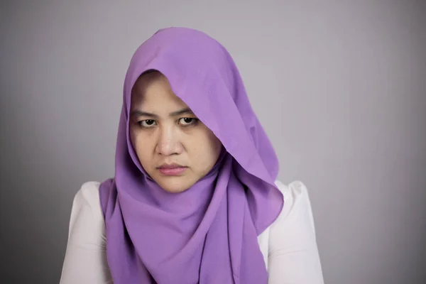 Irritada mulher muçulmana olhando para a câmera — Fotografia de Stock