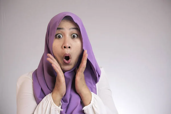 Cute Muslim Lady Shows Shocked Surprised Face with Open Mouth — Stock Photo, Image