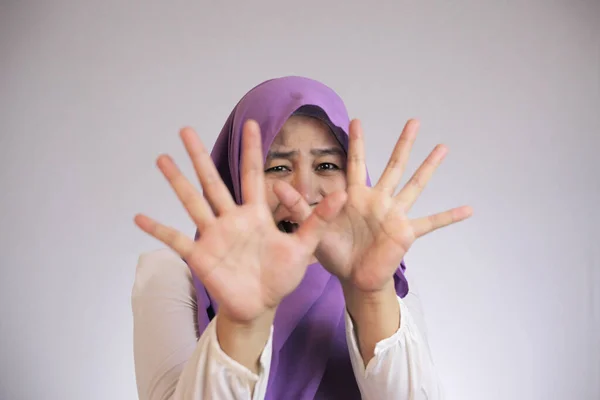 Mulher muçulmana fazendo parar gesto — Fotografia de Stock