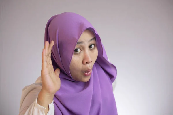 Muzułmańska dama w słuchaniu uważnie, ręka na uchu — Zdjęcie stockowe