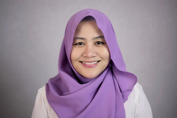 Uśmiechnięta muzułmanka z piegami — Zdjęcie stockowe