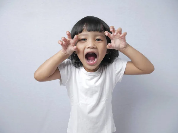 Pequena menina fazendo tigre Gesto de rugido — Fotografia de Stock