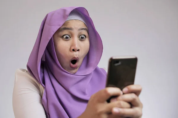 Joven musulmana recibe buenas noticias en su teléfono —  Fotos de Stock