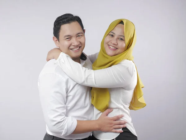 Szczęśliwa azjatycka muzułmańska para — Zdjęcie stockowe