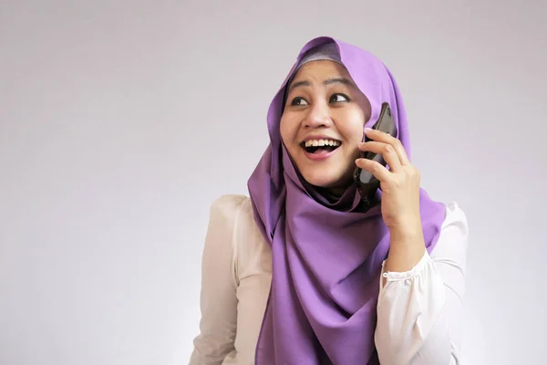 Μουσουλμανική κυρία μιλάει στο τηλέφωνο, χαμογελαστή έκφραση — Φωτογραφία Αρχείου