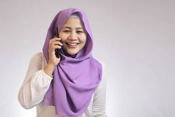 Senhora Muçulmana Falando ao telefone, Expressão Sorrindo — Fotografia de Stock