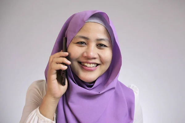 Moslim dame praten op telefoon, lachende uitdrukking — Stockfoto