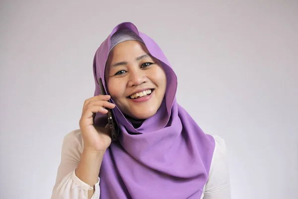 Moslim dame praten op telefoon, lachende uitdrukking — Stockfoto