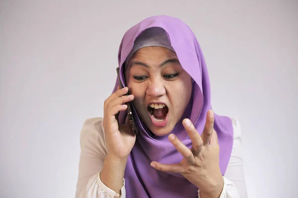 Мусульманская женщина кричит сердитые выражения, получение плохих новостей на T — стоковое фото