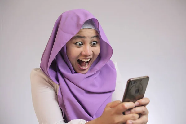 Junge muslimische Frau erhält gute Nachrichten auf ihrem Handy — Stockfoto