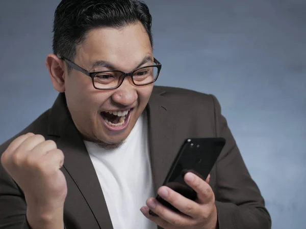 Shocked Happy Man Looking at Smart Phone — Stock Photo, Image