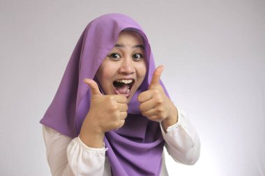 Müslüman Lady thumbs up jest gösterir