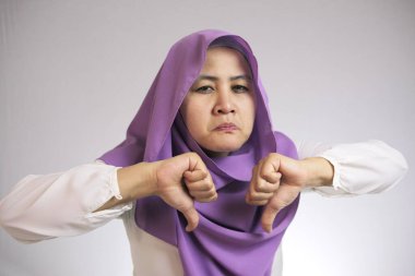 Müslüman Lady thumbs Down jest, hayal kırıklığına Ifade gösterir