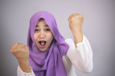 Müslüman hareketi kazanan ile gülümseyen kadın