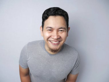 Gülen komik Asya adam