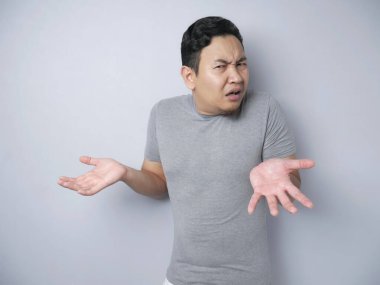 Asyalı adam shrug omuz ben jest bilmiyorum