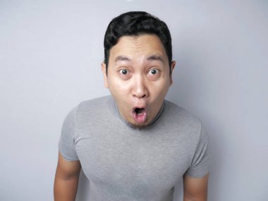 Komik Asyalı Adam Ağzı Açık Şok