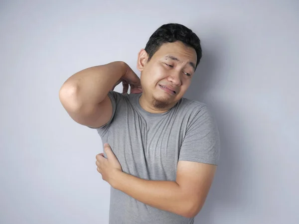 Man Feel Kaşıntılı Scratch Vücudunu — Stok fotoğraf