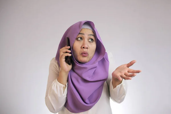 Donna musulmana Argue al telefono — Foto Stock