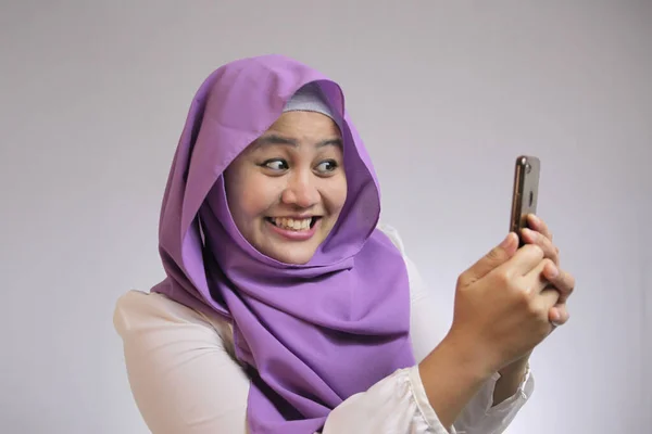 Mladá muslimka žena dostat šok překvapený dostat dobré zprávy na její Phon — Stock fotografie