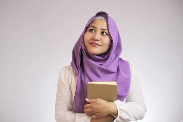 Mulher Muçulmana Segurando Livro, Pensando e Sorrindo — Fotografia de Stock