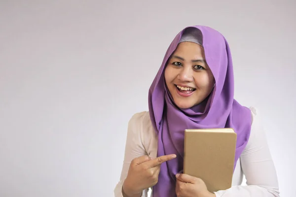 Senhora Muçulmana Feliz com Livro — Fotografia de Stock