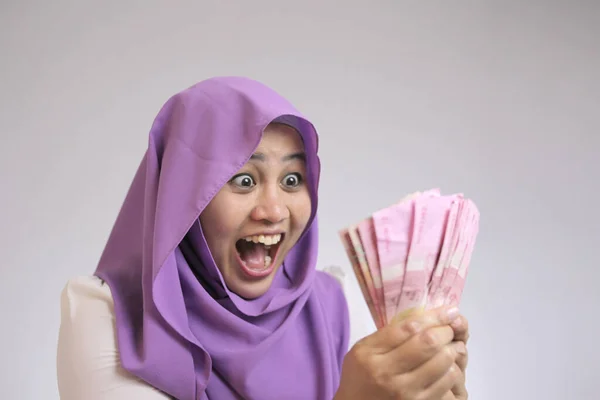 持有Rupiah钱的印度尼西亚穆斯林妇女 — 图库照片