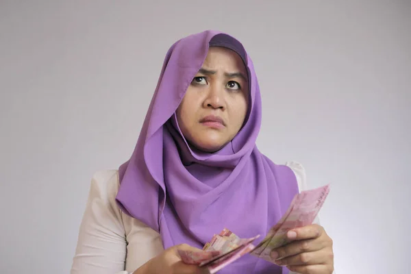 Indonesisk muslimsk kvinna förvirrad hur man spenderar sina pengar tjäna — Stockfoto