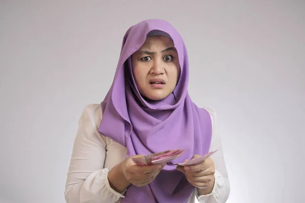 Indonéský muslim žena zmatený wbout její Rupiah peníze — Stock fotografie