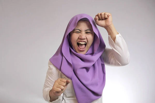 Heureux drôle asiatique musulman femme danse plein de joie — Photo