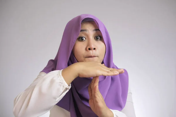 タイムアウトジェスチャーを作るイスラム教徒の女性 — ストック写真