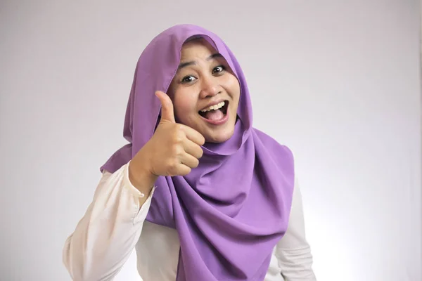 Senhora muçulmana mostra polegares até gestos — Fotografia de Stock