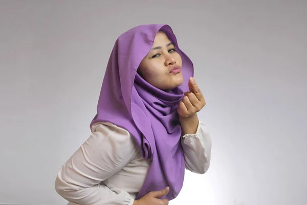 Mujer musulmana haciendo gestos de dinero —  Fotos de Stock