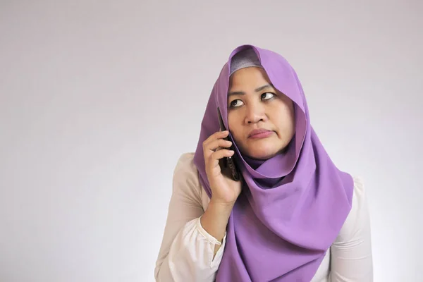 Muslimsk kvinne ser sint ut mens hun venter på telefonen. – stockfoto