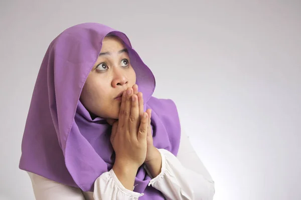 Mulher muçulmana preocupada, nervosa e olhando para o lado — Fotografia de Stock