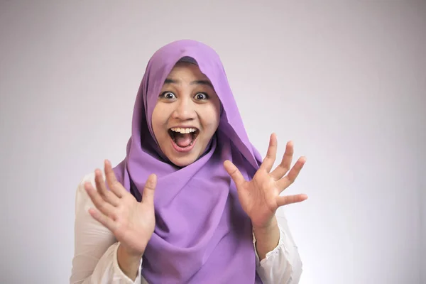 Muslim Lady Menunjukkan Bersemangat Gestur — Stok Foto