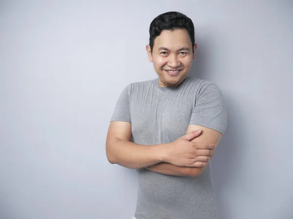 Joven divertido asiático hombre sonriendo felizmente — Foto de Stock